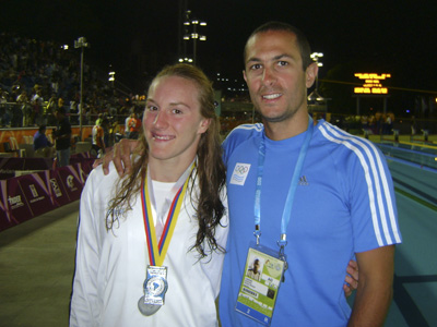 Cecilia Bertoncello, junto a su entrenador, felices por la medalla conquistada.