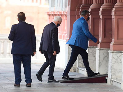 Tapia y los dirigentes del fútbol argentino, ingresando en la Casa Rosada.