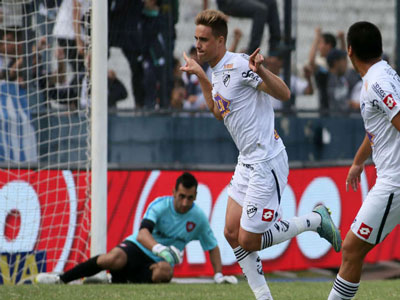 Rescaldani sale a festejar su primer gol, convertido de penal.