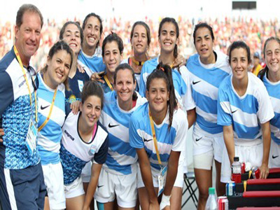 Las chicas argentinas posan después de culminar su actuación en Toronto.