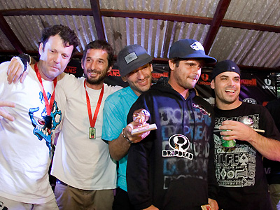 Chis Maneiro y los finalistas en el Swell Skate Camp.
