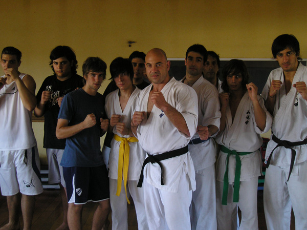 El reciente Campeón Argentino, y subcampeón sudamericano, de karate de contacto Seidokaikan intenta superarse día a día, ahora también como profesor.