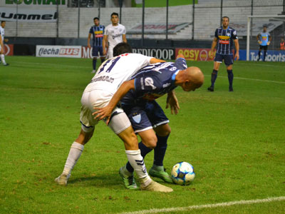 Mal partido jugaron Quilmes y Juventud en el Estadio Centenario.