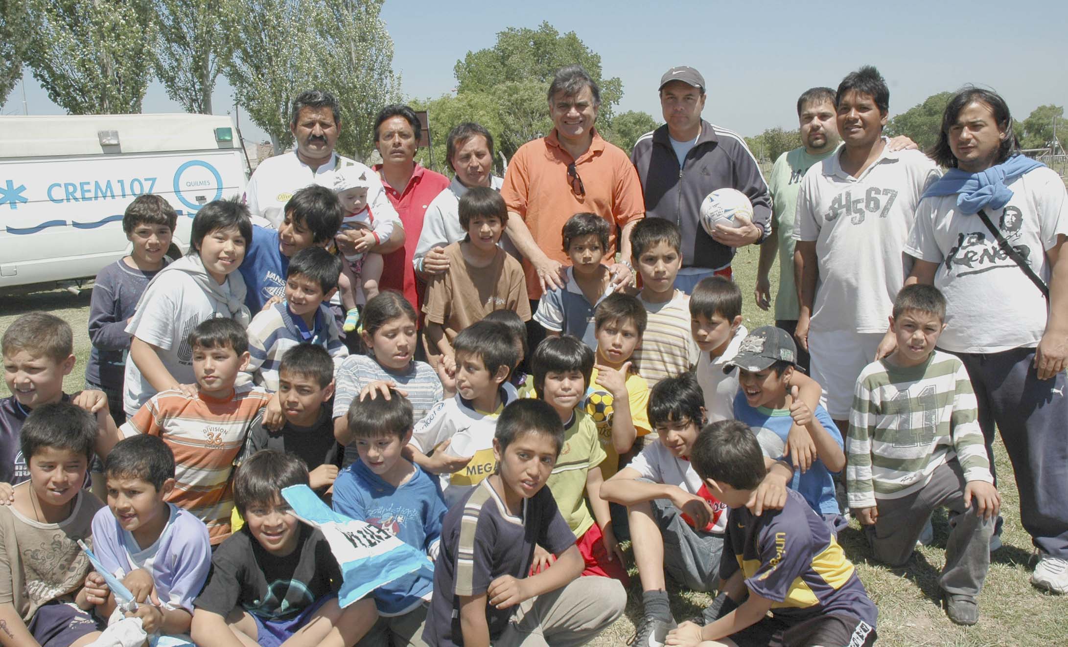 El intendente Francisco Gutiérrez participó el sábado de la entrega de materiales deportivos en el marco del proyecto Escuelas de Fútbol. 