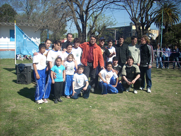 Los chicos de la Escuela junto a Neschenko, el Intendente Gutiérrez, Rubén Braun e integrantes de la Dirección de Deportes.