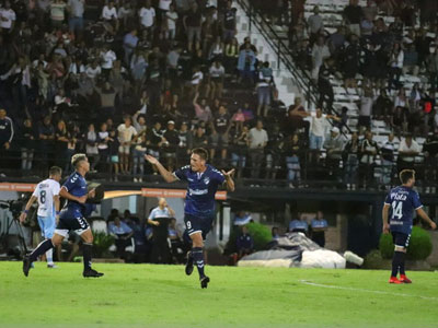 Anselmo grita su gol, el del empate de Quilmes ante Temperley.