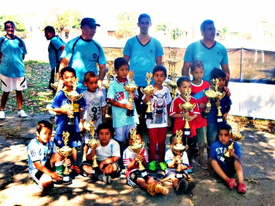 Los chicos de la Liga Infantil recibieron sus merecidos premios.