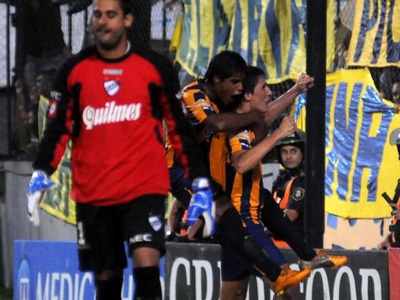 Mientras Castillejos celebra su gol, Trípodi sufre las consecuencias del marcador.