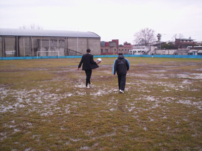 El piso del campo no estaba en condiciones de jugar el partido.