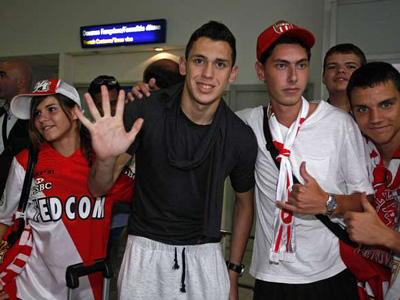 Los hinchas del Mónaco recibieron a Ocampos en el aeropuerto.