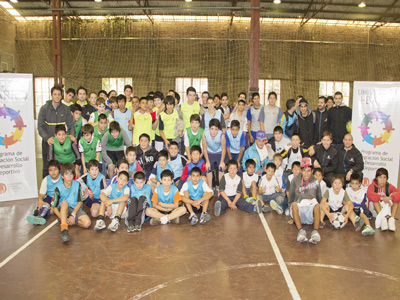 Todos los chicos de las escuelas de fútbol reunidos en el gimnasio de la UNQ.