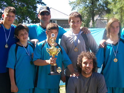 Los cadetes que representan al Polideportivo, con la copa de la categoría C.
