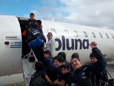 Los chicos se suben al avión que los llevó hasta Brasil.