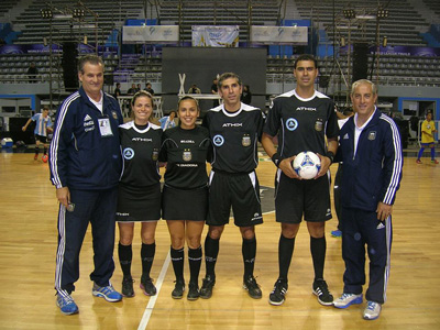 Cingari, sobre la izquierda de la foto, junto a sus compañeros internacionales.