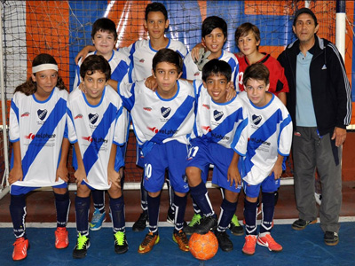 El DT Jorge Coria junto a los chicos de la Sexta División campeona del Unión.