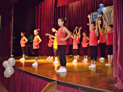 Las chicas realizan una coreogafía en medio del evento.
