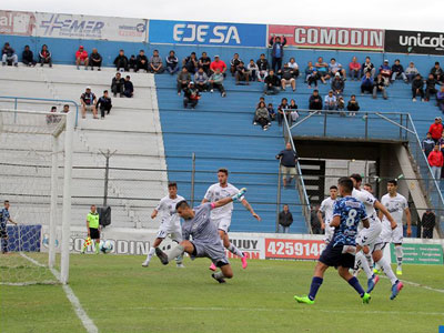 Primer gol de Gimnasia, en lo que fue derrota de Quilmes en Jujuy.