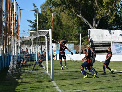 Leonel Barrios, de cabeza, anota el primer gol del Mate ante Colegiales.