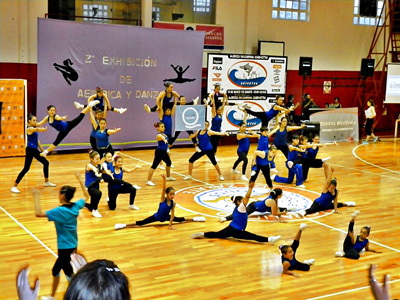 Una de las coreografías que realizaron los chicos durante el torneo.