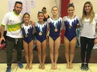 Las chicas, junto a sus profesores, con las medallas ganadas en Mar del Plata.
