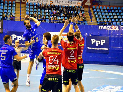 Leo Querín saca un remate para su equipo, el Billère Handball.