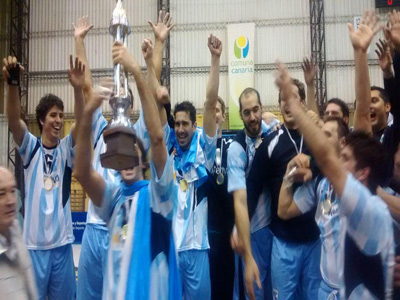 Los jugadores celebran con la copa, entre ellos el quilmeño Querín.