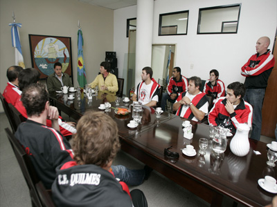 En medio de la reunión, Gutiérrez charla con el plantel.