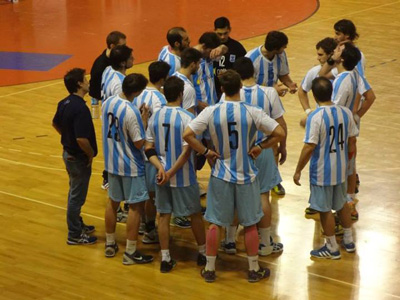 El equipo argentino en medio de uno de los partidos amistosos en Francia.