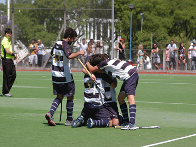 Los jugadores del QAC celebran uno de los goles de la tarde.