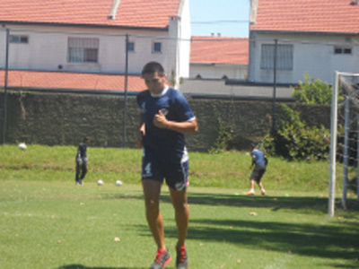 El Cachi Celaya corriendo en su primer entrenamiento con el QAC.