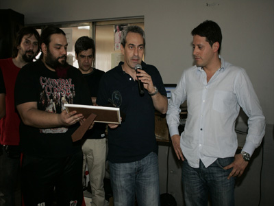 El presidente del club, Leonardo Churín, recibe una plaqueta de parte de la intendencia.