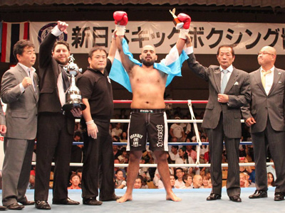 KICKBOXING: En un hecho histórico para la Argentina, Mauro Herrera debutó con triunfo en el profesionalismo japonés. El luchador repasa sus sensaciones con DQ.
