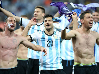 FUTBOL: Argentina superó en los penales a Holanda y tras 24 años volverá a definir un Mundial. Agüero entró en el segundo tiempo y marcó el tercer tanto.