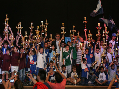 Los chicos levantan el premio que recibieron de parte del municipio.