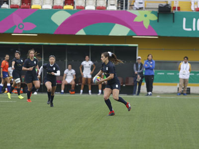 Yamila jugando la pelota en uno de los dos partidos de este sábado en Lima.
