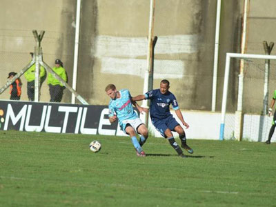Espínola pelea por el balón en una imagen del partido jugado en la Barranca.