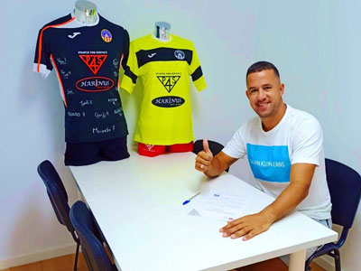 Lucho Camilli en el momento que firmaba contrato con su nuevo club, el Ibiza Futsal.