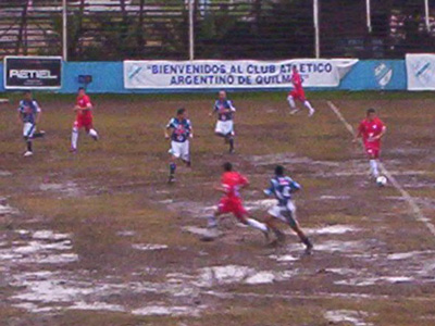 Argentino, vestido de rojo, debutó en un terreno barroso.