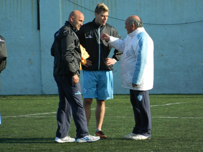 El Polaco Alessandrini habla en la práctica con su nuevo entrenador.