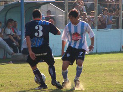 Matías Gutierrez pelea por la pelota, en el encuentro que el Mate perdió como local.