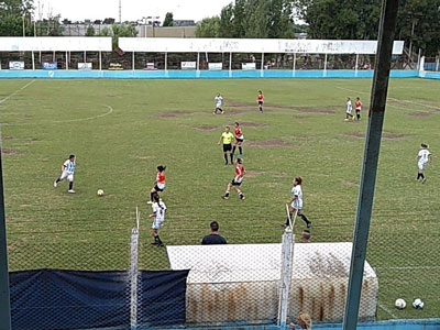 Las chicas mates y las de Argentinos Juniors jugaron un partidazo en la barranca.