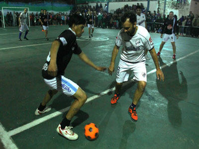 Los ex futbolistas del QAC y los Mates disputando el partido amistoso.