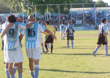 Argentino festeja la victoria frente a Urquiza.