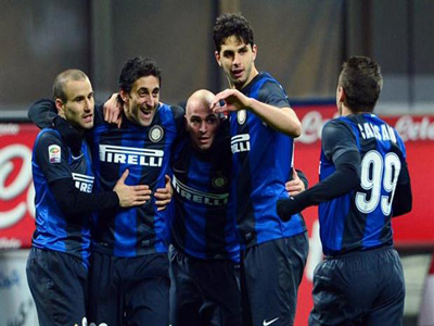 Milito festeja con sus compañeros el gol que le aseguró el triunfo al Inter.
