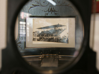 La muestra mate cuenta con muchas fotografías históricas.