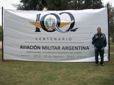 Pineda junto al afiche de la competencia realizada en Córdoba.