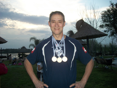 Pineda disfruta con sus medallas, tras imponerse en un nuevo campeonato.