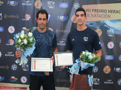 Lautaro Rodriguez y su entrenador, tras haber recibido el reconocimiento.