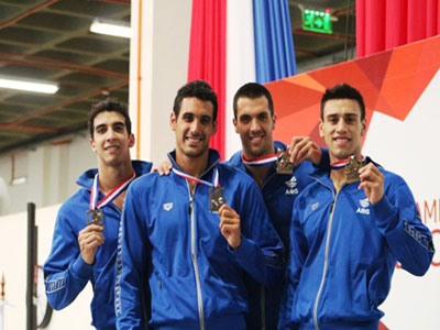 A la izquierda, Rodríguez y su medalla junto al resto del equipo.