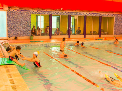 Los chicos disfrutan de la jornada en un complejo natatorio.